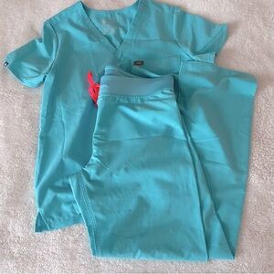 Figs scrubs set Catarina top and Livingston basic scrub pants